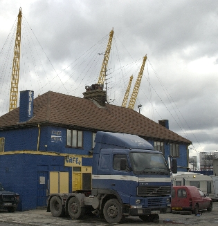 Picture of motel with lorry outside